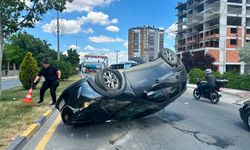 Direksiyon hakimiyetini kaybetti, otomobil takla attı