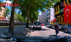 Elindeki değnekle trafiği durdurup para istiyor