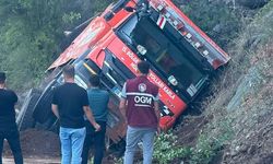 İnebolu-Doğanyurt yolunda hafriyat kamyonu devrildi