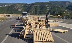 Hanönü'de bir TIR yola tehlike saçtı