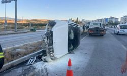 Kastamonu'da refüje çarpan otomobil yan yattı
