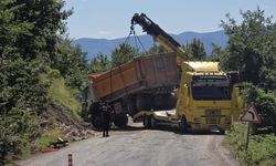 Kastamonu'da freni patlayan hafriyat kamyonu devrildi