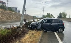 Kastamonu'da su birikintisine kapılan araç direğe çarptı: 3 yaralı