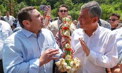 Özel’e Taşköprü Sarımsağı hediye edildi