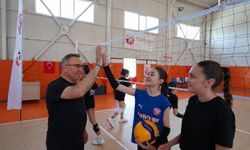 Müdür Sami Kuşcu, voleybolcularla antrenmanda buluştu