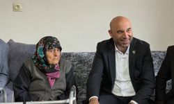 AK Parti'li Özdemir'den asırlık çınara duygusal ziyaret