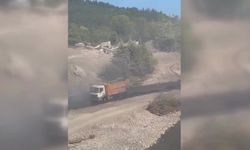 Cide’de alev alan kamyonu dereye sürerek kurtardı