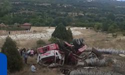 Hanönü-Boyabat yolunda çelik yüklü tır devrildi: 2 yaralı