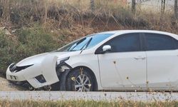 Kanlıgöl’de otomobil su kanalına düştü: 2 yaralı