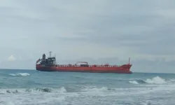 Karadeniz’de dron saldırısına uğrayan gemi karaya oturdu