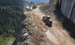 Kastamonu'da selin yıktığı yollara 40 kilometre uzaktan kaya taşınıyor