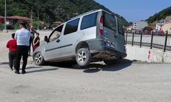 Kastamonu'da tehlikeli kaza: Araç boşluğa saplandı