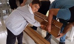 Kastamonulu öğrenci okul sıralarını elleriyle tamir etti