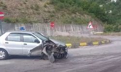 Maden kamyonu ile otomobil kavşakta çarpıştı