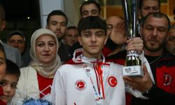 Kastamonu, İsrailli rakibini yenen dünya şampiyonunu omuzlarda karşıladı