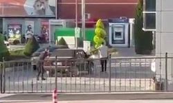 Kastamonu Belediyesi önünde kılıç ve tabancayla bekledi