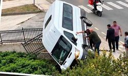 Kastamonu’da kontrolden çıkan minibüs şarampole uçtu