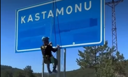 Kastamonu girişinde şaşırtan görüntü: Tabelayı tırmanıp sildi