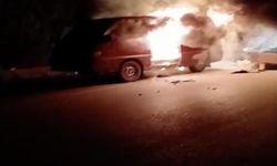 Kastamonu’da geceyi alevler aydınlattı! Minibüs küle döndü