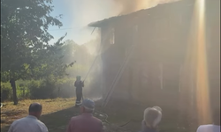 Kastamonu'da iki katlı ahşap binada korkutan yangın