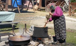 Kastamonu'da kadınların kış mesaisi: Elmalar pekmeze dönüşüyor