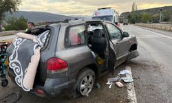 Kastamonu'da kaygan yolda kayan araç refüje çarptı: 3 yaralı