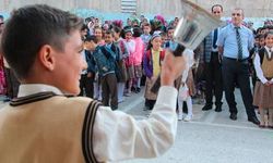 Okullarda ilk ders zili çaldı: Milyonlarca öğrenci ders başı yaptı