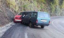 Kastamonu’da iki otomobil kafa kafaya çarpıştı