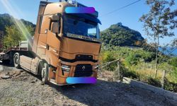 Cide’de kayan tır yolu 2 saat ulaşıma kapattı