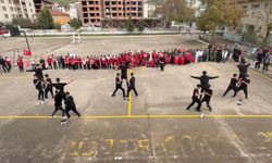 Cide’de öğrenciler Cumhuriyet için omuz omuza verdi