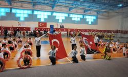 Yağmur yarıda bırakmıştı, coşku salonda devam etti