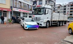 Cide’de maddi hasarlı trafik kazası