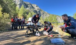 Kanyonda mahsur kalanlara dev dronla erzak ulaştırılıyor