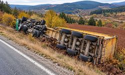 Kastamonu'da pancar küspesi yüklü tır devrildi: 1 yaralı