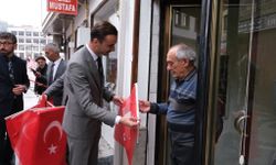 Kastamonu Ülkü Ocakları'ndan esnaflara bayrak hediyesi