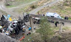 Kastamonu'da kamyon köprüden düştü: 2 ağır yaralı!