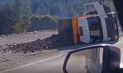 Kastamonu’da hafriyat kamyonu yola devrildi