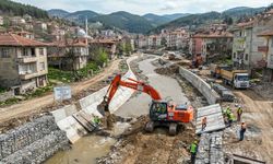 Kastamonu'da taşkın tehdidine karşı kollar sıvandı