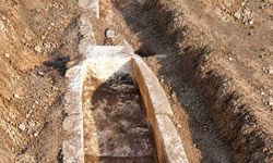 Kastamonu’da traktörün pulluğuna lahit takıldı