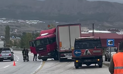 Kastamonu'da kontrolden çıkan tır bariyerlere çarptı