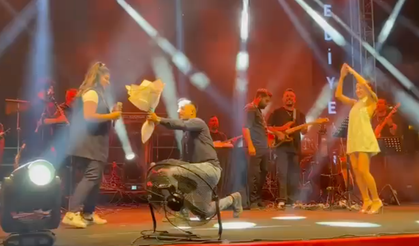 Melek Mosso genç çifti sahneye aldı, bakın neler oldu...