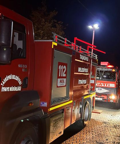 Taşköprü'de park halindeki otomobilde yangın çıktı