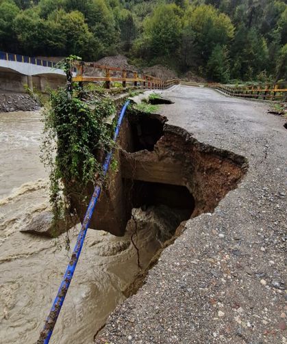 Cide’de köprü girişi çöktü birçok köye ulaşım kapandı