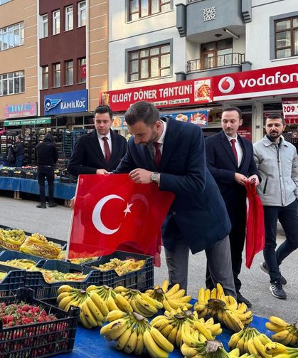 Kastamonu'da pazar tezgahları bayraklarla donatıldı