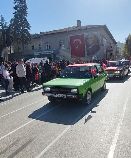 Kastamonu'da Cumhuriyet Bayramı'na klasik otomobiller renk kattı