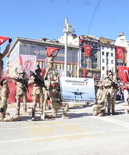 Cumhuriyet Meydanı’nda güçlü mesaj: "Hainlere inat!"