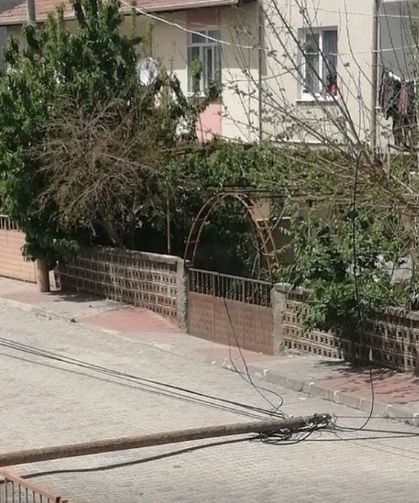 Tosya’da şiddetli rüzgar direği devirdi