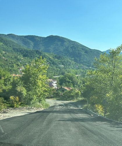 Cide-İnebolu yolunda heyelan ulaşımı durdurdu