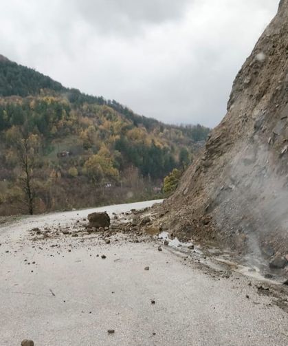 Cide-Şenpazar yolunda heyelan