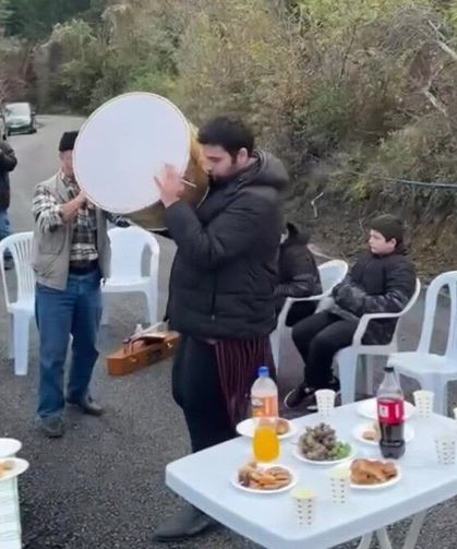 Kastamonu'da köylüler yol çalışmasını davul zurnayla kutlandı